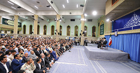 رهبر معظم انقلاب اسلامی: تحریم ها باید یکباره برداشته می شد
