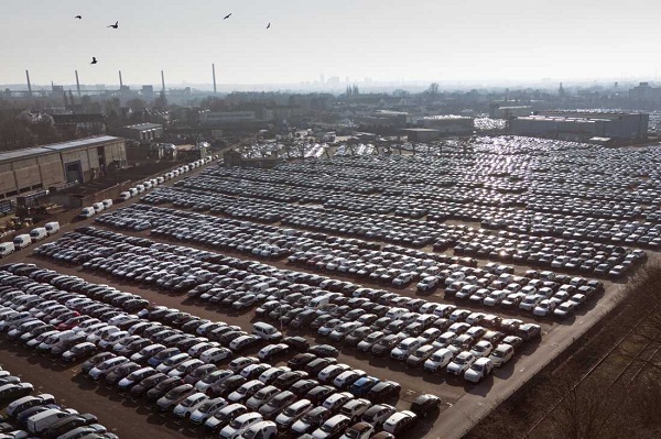 قیمت روز خودروهای داخلی؛ بازار خودرو در آستانه موج جدید گرانی یا رکود سنگین