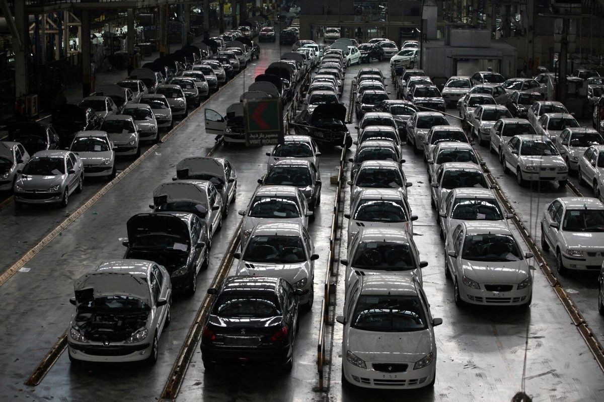 خودروسازان با احتکار نمی توانند مجوز افزایش قیمت خودرو را بگیرند