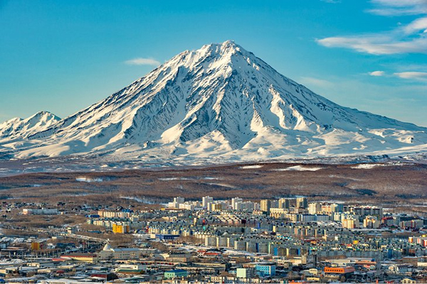 آتشفشان پوشیده از برف در Petropavlovsk-Kamchatsky