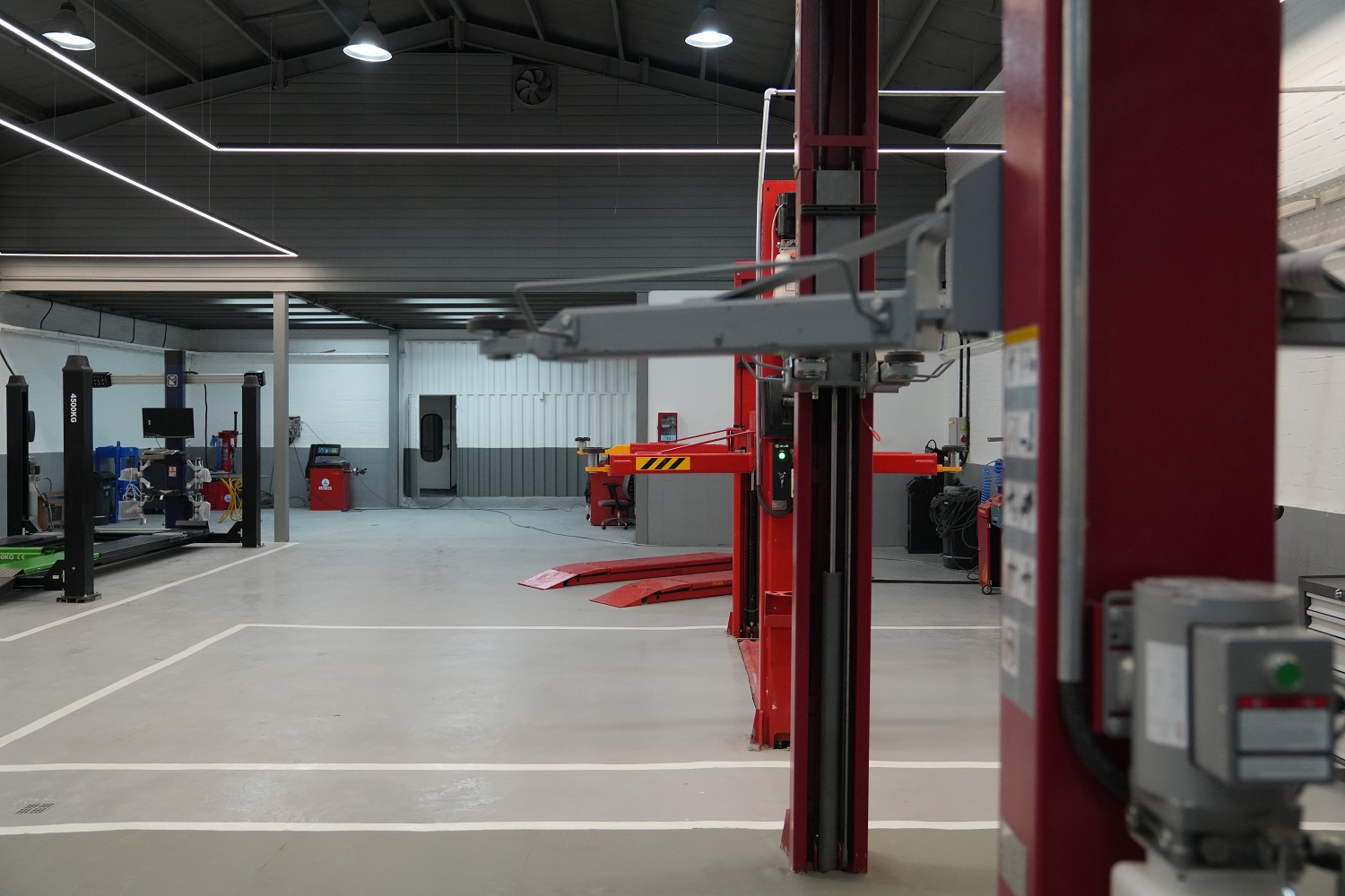 4 جک بالابر برای بررسی کامل زیر خودرو