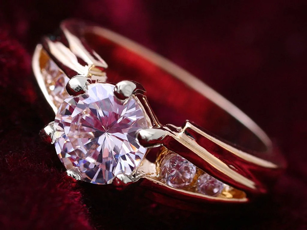 10 مدل از بهترین انگشترهای جواهر زنانه در سال 2023