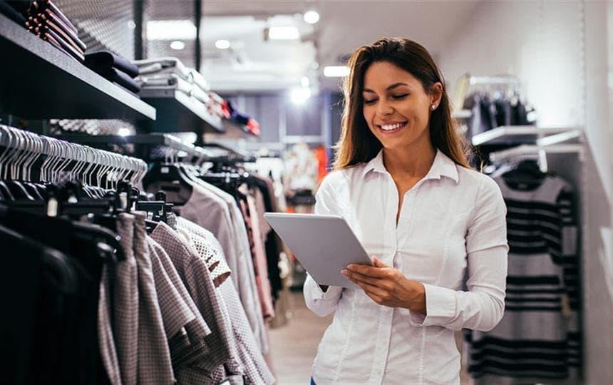 چگونه فروشنده لباس خوبی باشیم؟ 10 نکته برای حرفه‌ای شدن