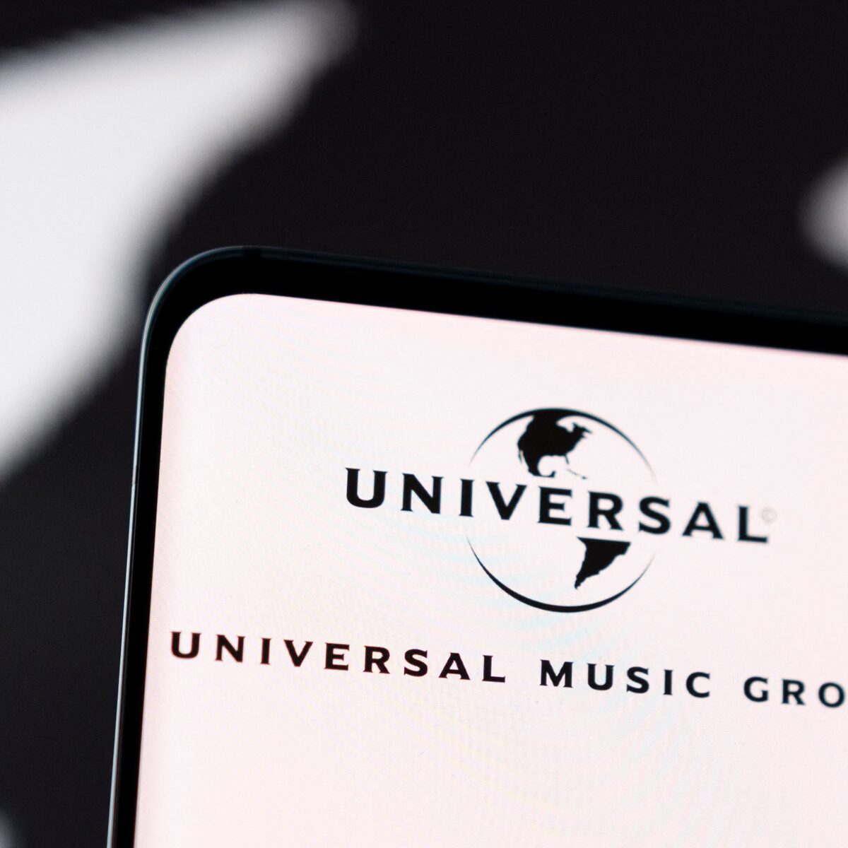 یونیورسال برای عبور از سد اتحادیه اروپا در خرید «Downtown» عقب نشینی کرد؛ جنگ پشت پرده بر سر حق نشر موسیقی